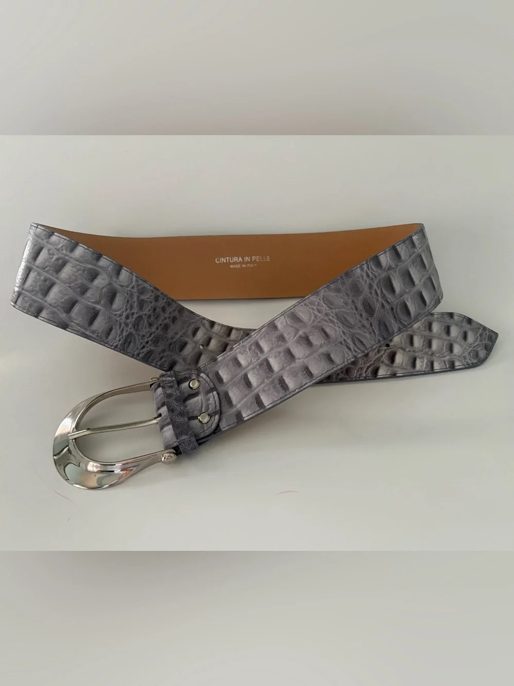 Women’s Gray Crocodile-Embossed Leather Belt Made in Italy silver buckle